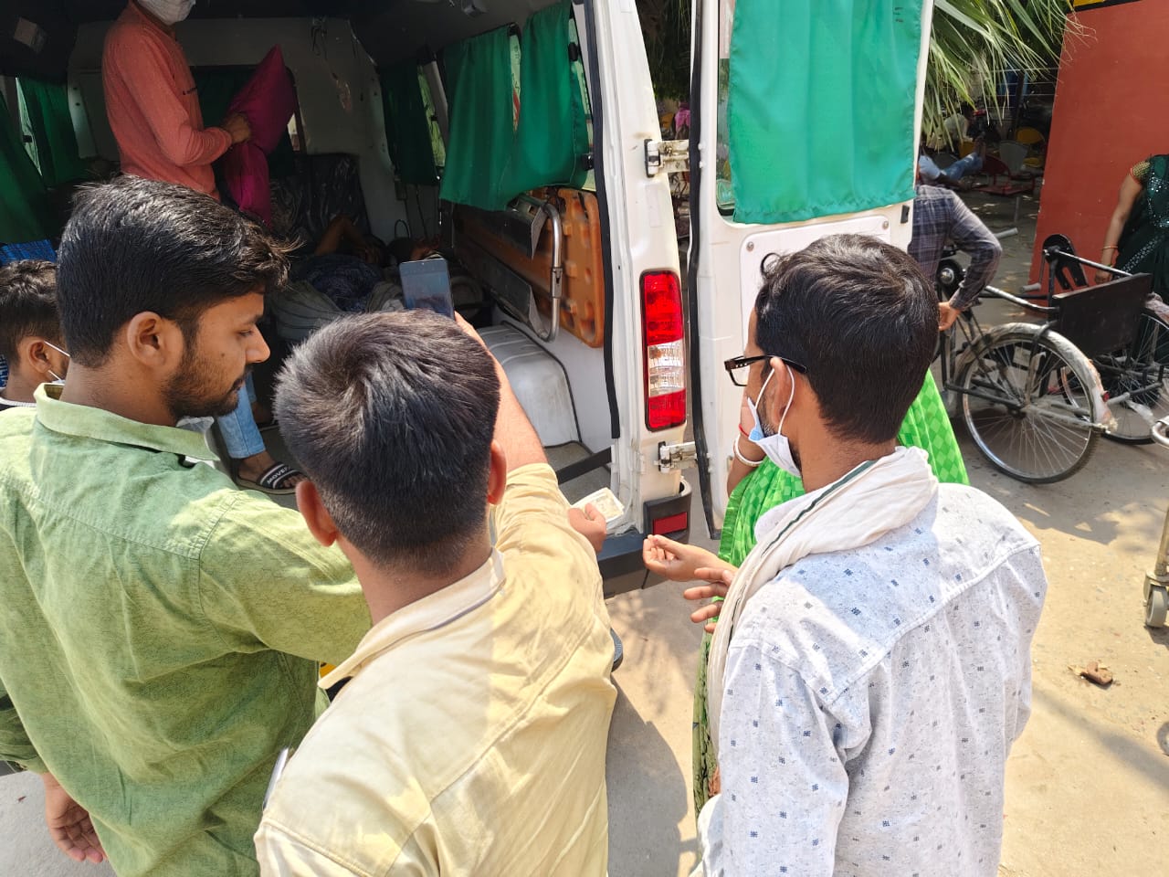 जनपद हरदोई के ब्लॉक भरखनी के ग्राम *अनुआ* निवासी **अनुराग तिवारी** के छोटे भाई **अम्बुज तिवारी**, जो दिल्ली में मजदूरी कर अपने परिवार का भरण-पोषण कर रहे थे, का चार दिन पूर्व दिल्ली में गंभीर सड़क हादसे में एक्सीडेंट हो गया। दिल्ली पुलिस द्वारा उन्हें अस्पताल में भर्ती कराया गया, लेकिन आर्थिक तंगी के कारण समुचित इलाज संभव नहीं हो पाया। मजबूरीवश परिवार उन्हें अपने गृह जनपद हरदोई ले आया। परिवार की आखिरी उम्मीद बने जनपद हरदोई के प्रमुख समाजसेवी **Rajvardhan Singh 'Raju'**, अनुआ निवासी **नीरज सिंह** आदरणीय से संपर्क किया गया। वे स्वयं निजी कारणों से बाहर होने के कारण अस्पताल नहीं पहुँच सके, परंतु उन्होंने हमें तुरंत वहां भेजा। डॉक्टरों से बात कर अम्बुज को लखनऊ के लिए रेफर करवाया गया और उनकी ओर से आर्थिक सहायता भी की गई। **अम्बुज का एक पैर पूरी तरह कट चुका है**, जिसका इलाज हरदोई में संभव नहीं था। परिवार दो दिन से भूखा-प्यासा था, उनके खाने-पीने की व्यवस्था भी की गई और उन्हें लखनऊ भेजा गया। **शिवपाल सिंह संस्थान** के लीडर **राजवर्धन सिंह 'राजू' जी** ने समय पर, बिना समय गंवाए सहायता प्रदान की और पीड़ित परिवार को राहत पहुँचाई। यह संस्थान सदैव मानवता के लिए समर्पित रहा है। **जो भी लोग "शिवपाल सिंह संस्थान" के माध्यम से इस परिवार या अन्य ज़रूरतमंदों की मदद करना चाहते हैं, वे अवश्य अपना योगदान दें, ताकि अधिक से अधिक लोगों को संस्थान द्वारा सहायता मिल सके।** **आप सभी से विनम्र निवेदन है कि इस गरीब व पीड़ित परिवार की यथासंभव मदद करें।** हमने इंसानियत के नाते जो कर सके, किया। अब आपसे अनुरोध है – **विशेष अपील:** *विश्व ब्राह्मण संगठन*, **#ब्राह्मण_संगठन**, **क्षत्रिय संगठनों**, व सभी सामाजिक संगठनों से निवेदन है कि इस कठिन समय में अम्बुज जी के परिवार के लिए मदद का हाथ आगे बढ़ाएं। **"शिवपाल सिंह संस्थान"** हमेशा ज़रूरतमंदों की सहायता के लिए तत्पर रहता है। यदि आप इस संस्थान के माध्यम से सहयोग करना चाहें, तो कृपया आगे आएं और इस मुहिम में सहभागी बनें। **सरकार से भी निवेदन है कि ऐसे मामलों में पीड़ितों की त्वरित सहायता सुनिश्चित करें।** **संपर्क करें:** **अनुराग तिवारी (भाई) – 9999626059**