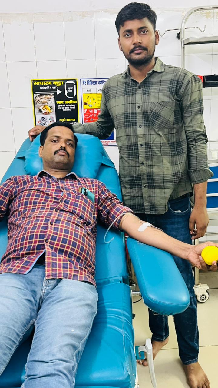 राजू जी द्वारा मिशन आत्मसंतुष्टि टीम के साथ विकाश गुप्ता के लिए रक्तदान में सहायता करते हुए"